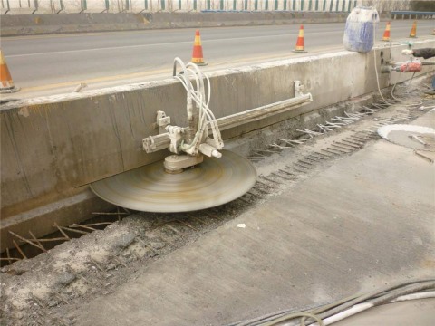公路护栏切割拆除